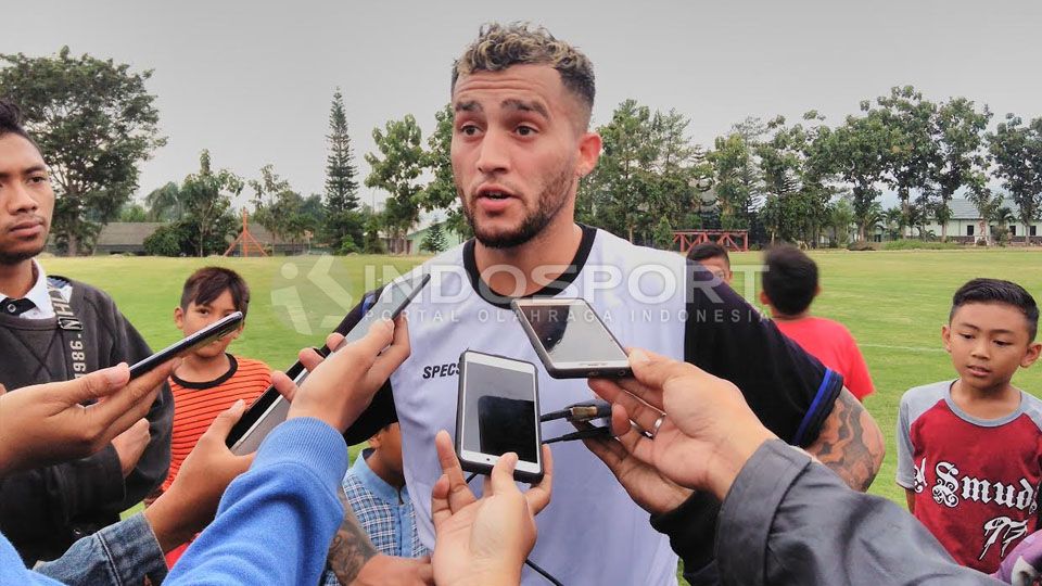 Faysal Shayesteh mencari tahu tentang Arema FC melalui media sosial. Copyright: © Ian Setiawan/Indosport